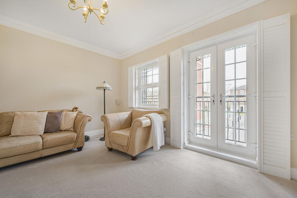 Property photo 3 of 31 Living Room