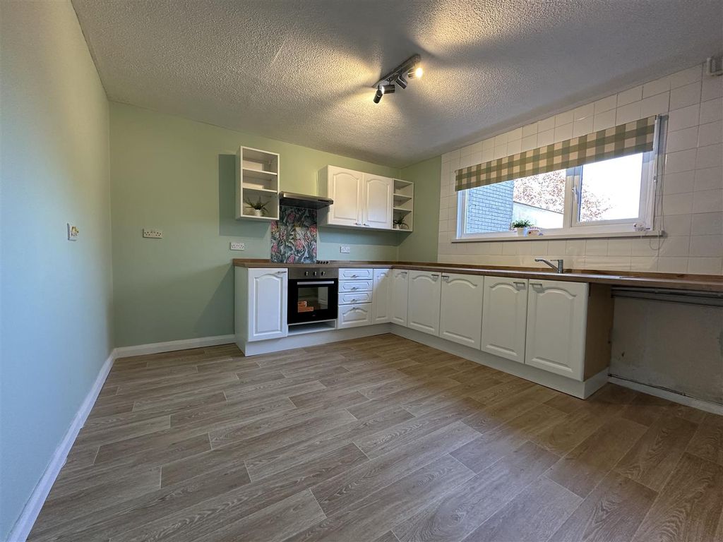 Property photo 2 of 13 Kitchen/Dining Room