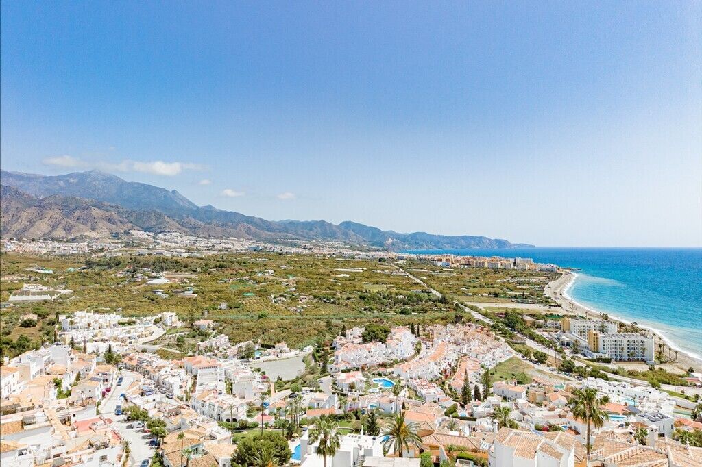 Property photo 2 of 10 Mountains And Sea