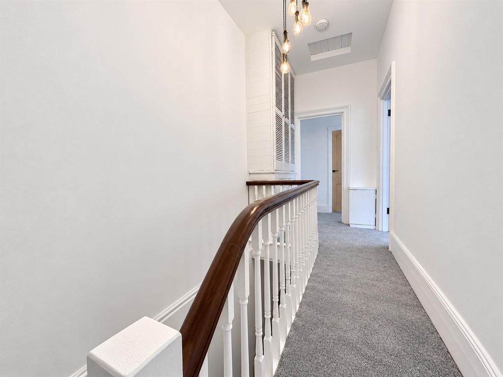 Property photo 2 of 18 300.Png