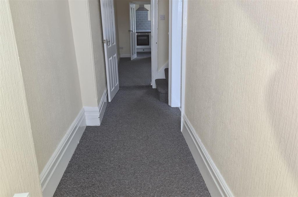 Property photo 2 of 8 Ent Hall.Jpg