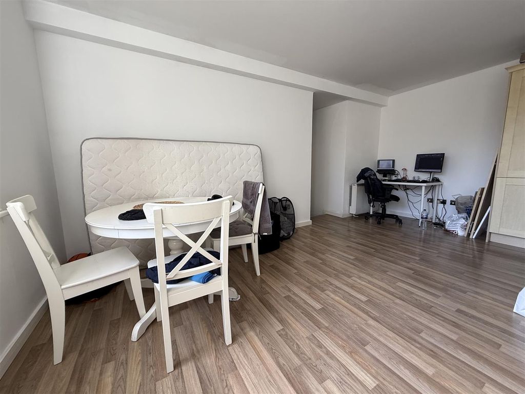 2 bed flat for saleLloyd George Avenue, Cardiff CF10 photo 3