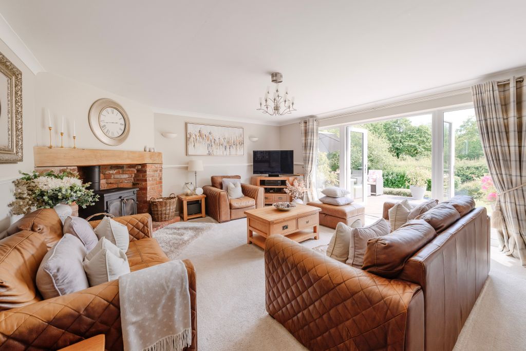 Property photo 2 of 24 Lounge