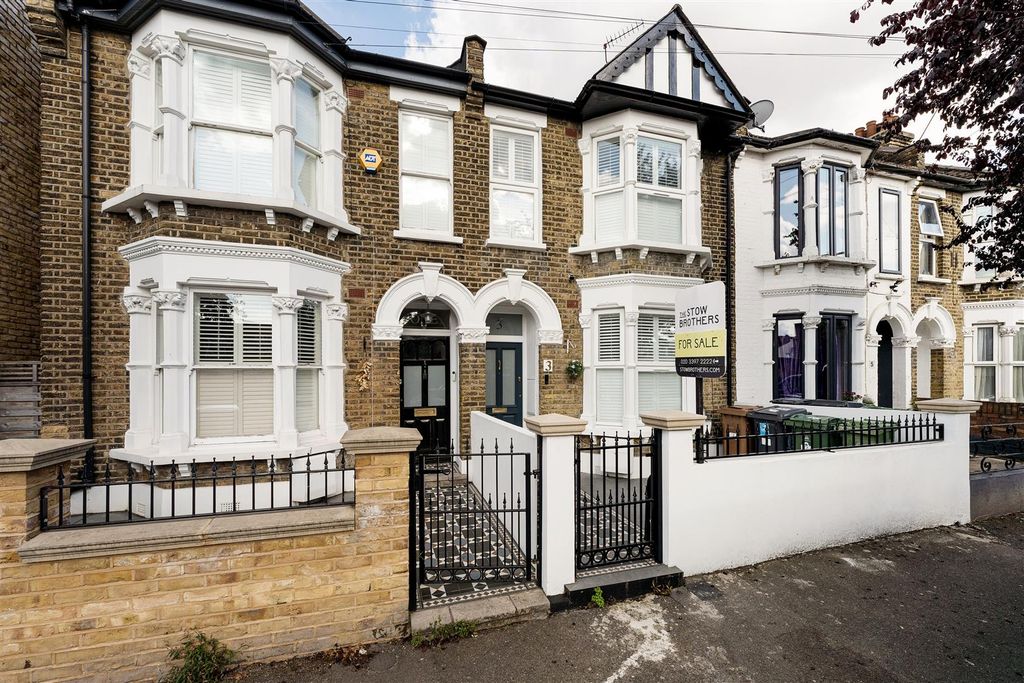 Property photo 1 of 31 Dyers Hall E11