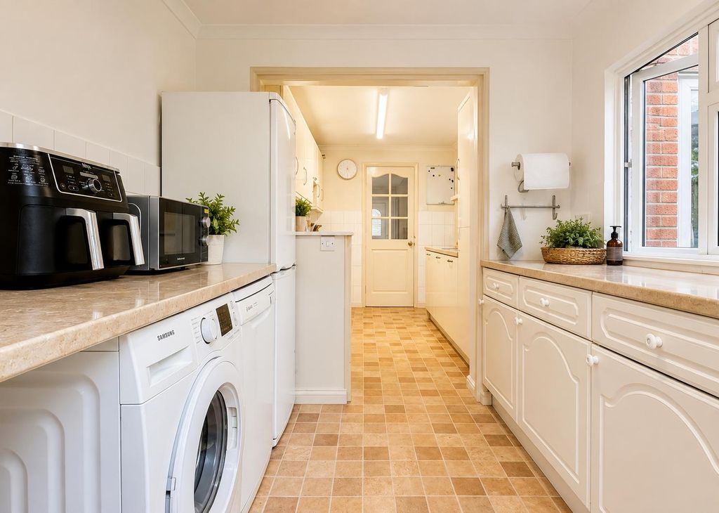 Property photo 2 of 20 24Aa51E5-6775-45CE-9C46-9D2Fa1C74C62.Png
