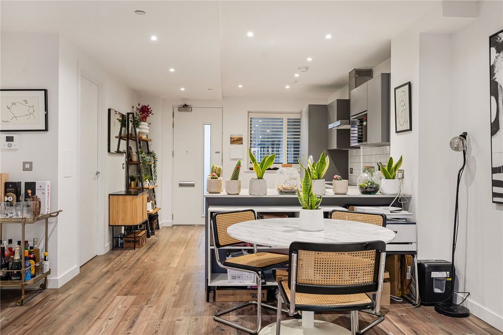 Property photo 3 of 21 Reception/Kitchen