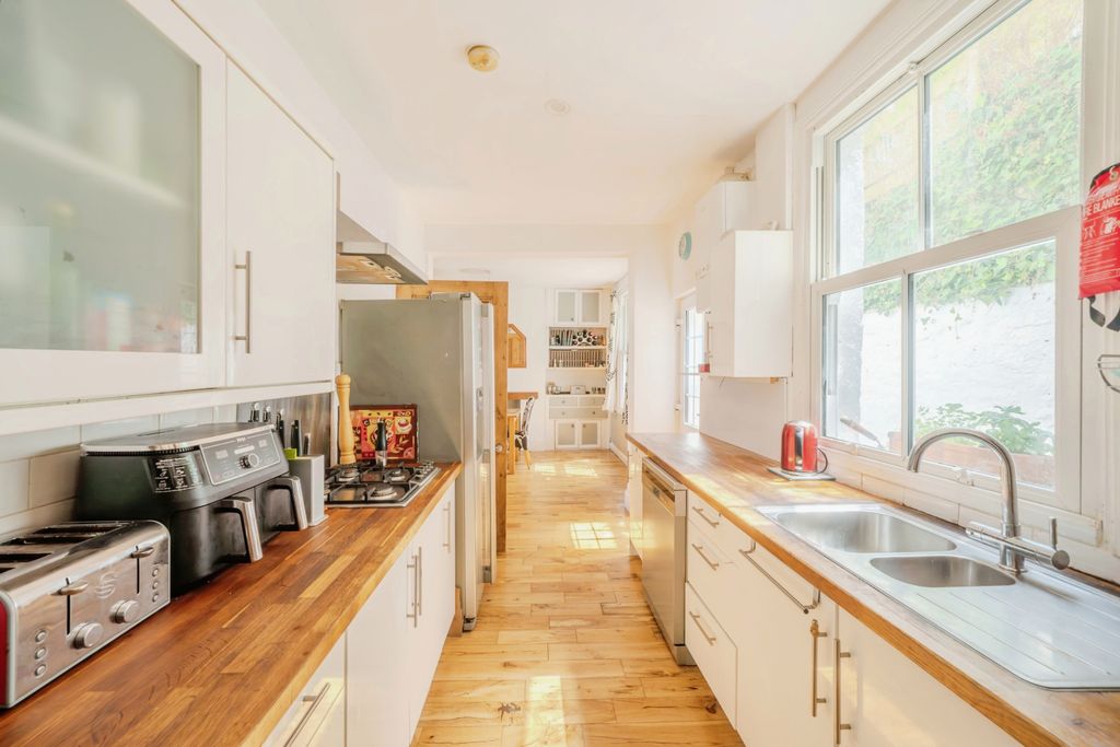 Property photo 3 of 19 Kitchen