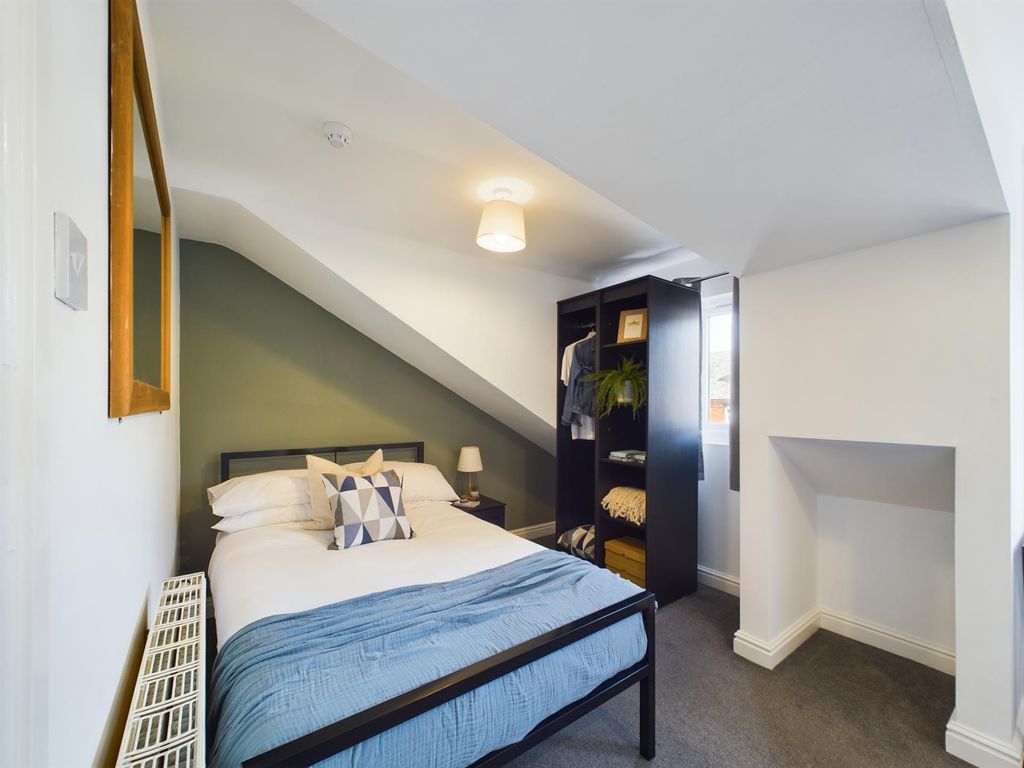 Property photo 3 of 11 A Spacious And Well-Maintained Bedroom With A Larg...