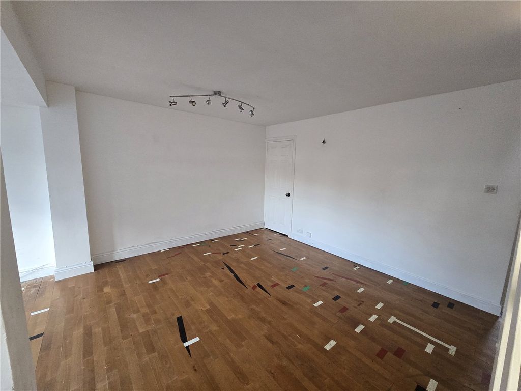 Property photo 2 of 13 Lounge