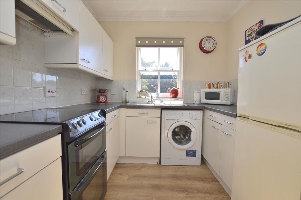 Property photo 3 of 11 Kitchen