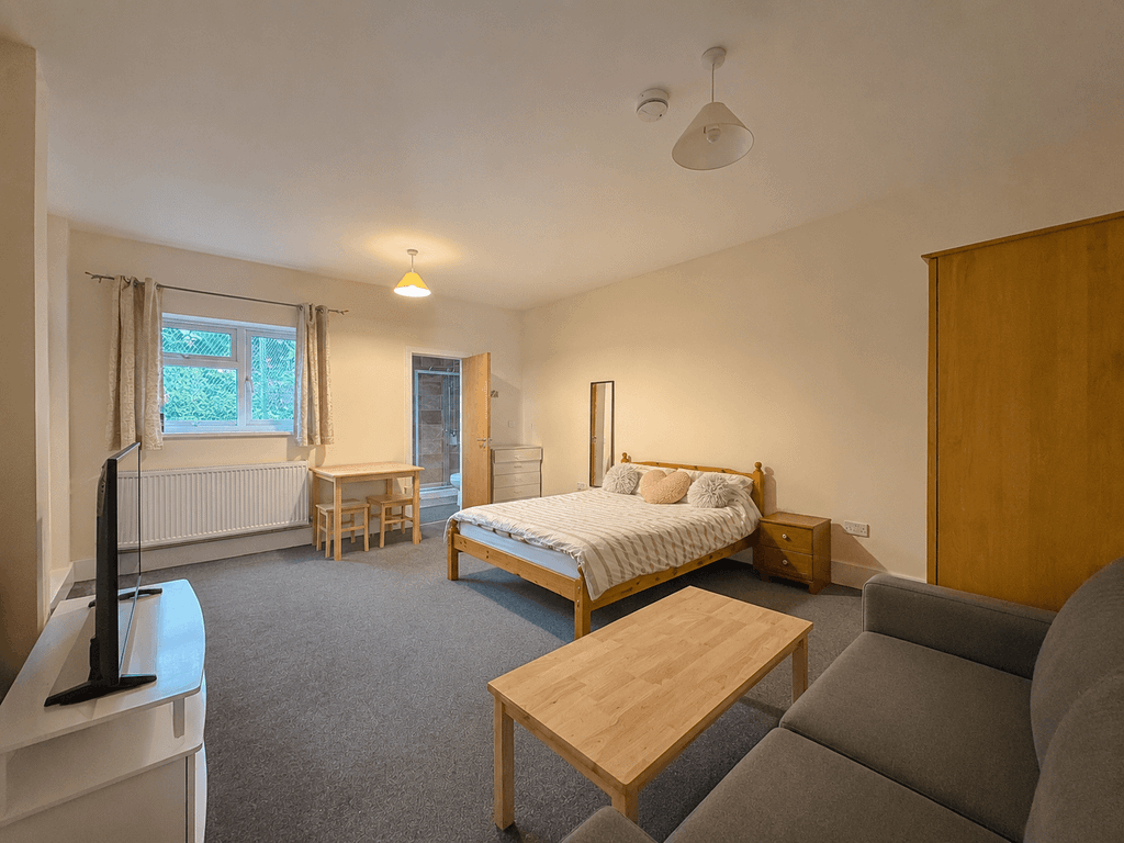 Property photo 1 of 7 Ensuite Double Room - 450 London Road