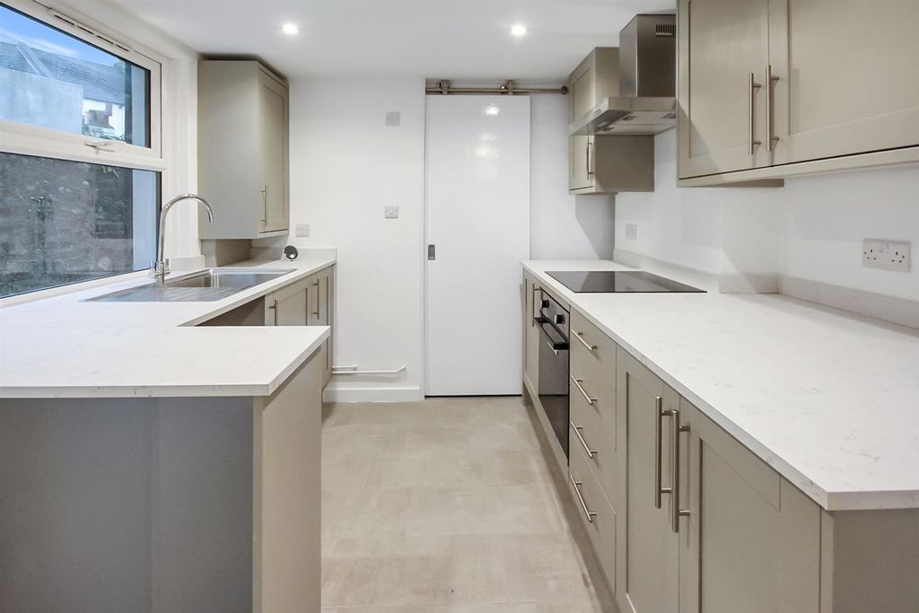 Property photo 2 of 8 Kitchen