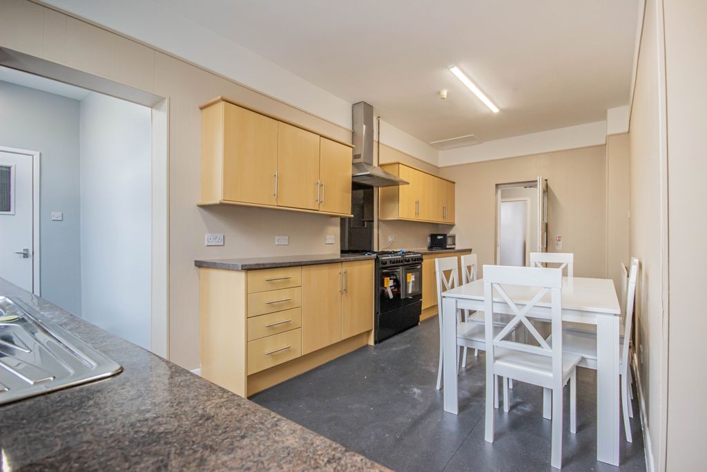 Property photo 3 of 19 14