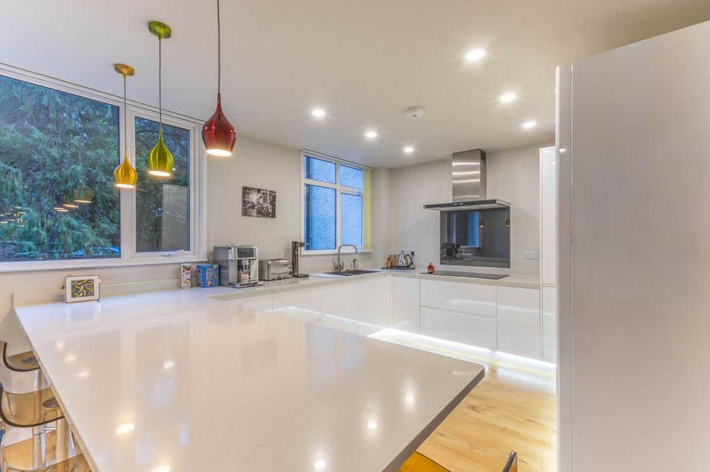 Property photo 3 of 28