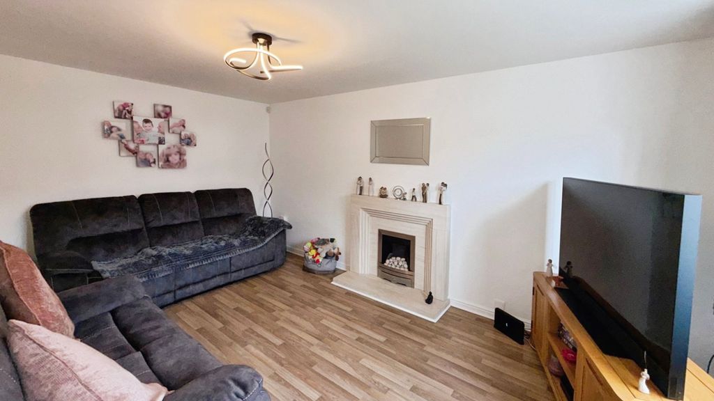 Property photo 3 of 26 Lounge