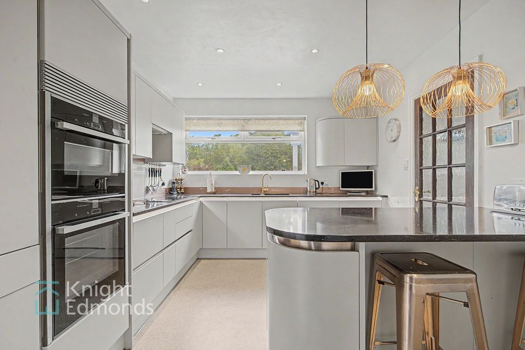 Property photo 3 of 26 Kitchen