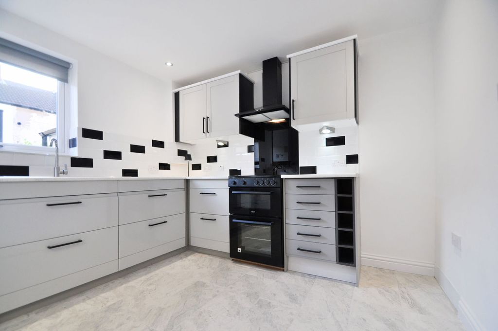 Property photo 2 of 31