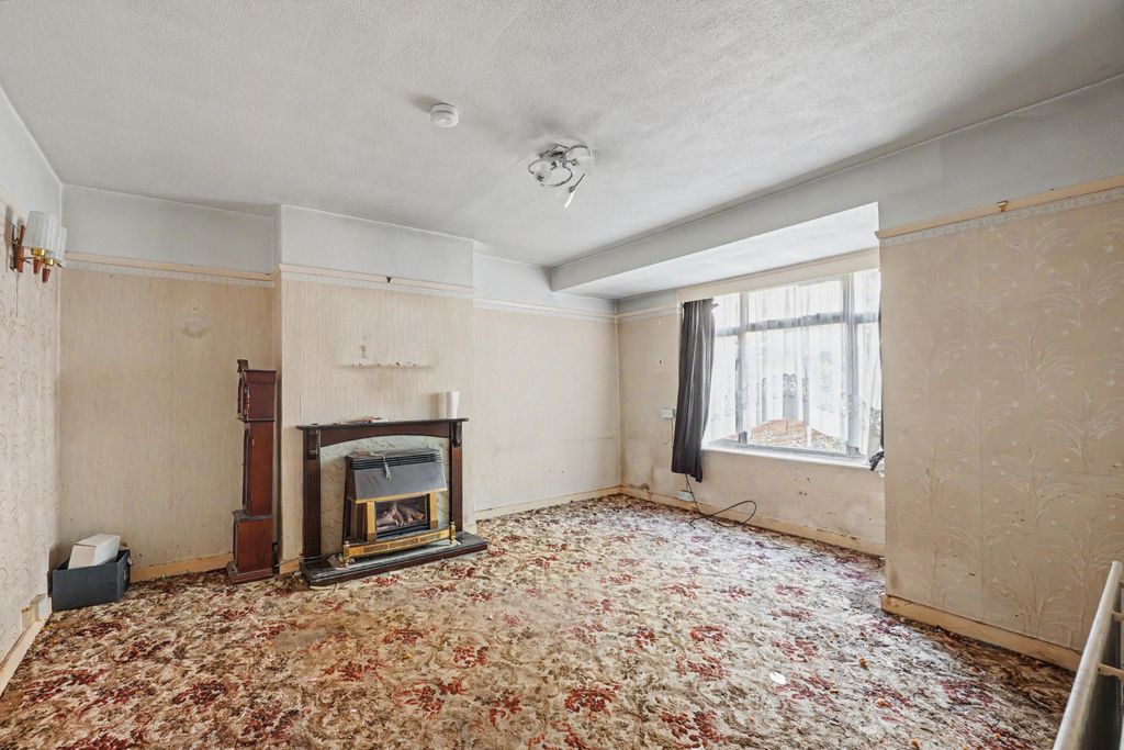 Property photo 3 of 11 Lounge