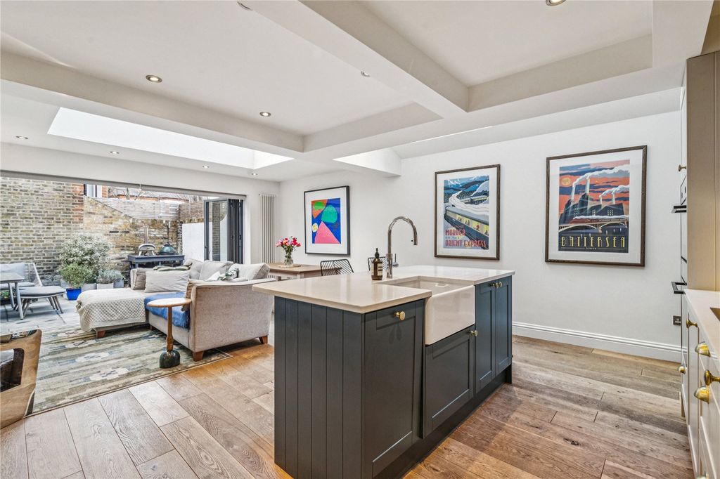 Property photo 1 of 11 Kitchen/Reception