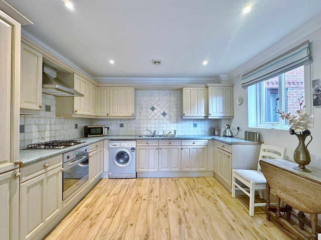 Property photo 1 of 16 Photo 4