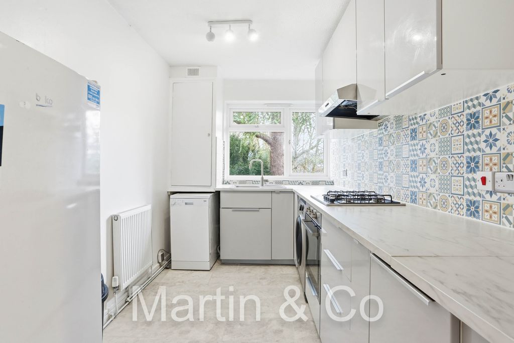 Property photo 3 of 11 1632811302 - 26 Avondale Court, Sm2 - 3