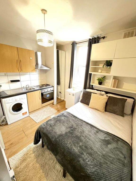Property photo 1 of 5 Beautiful Self-Contained Studio In Seven Sisters – Available Now!