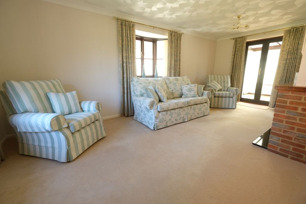 Property photo 3 of 14 Sitting Room