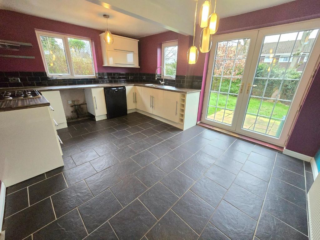 Property photo 2 of 11 Kitchen