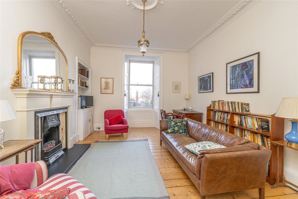 Property photo 3 of 27 Lounge Alt