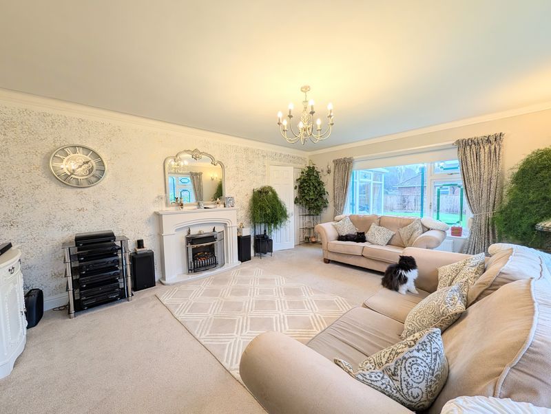 Property photo 3 of 31 Lounge