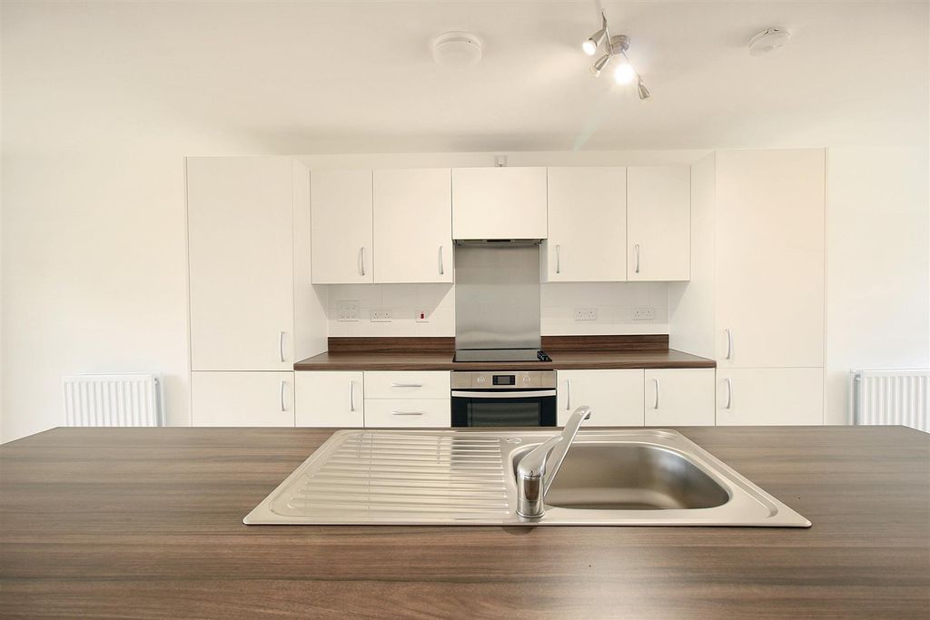 Property photo 2 of 9 Kitchen 4.Jpg