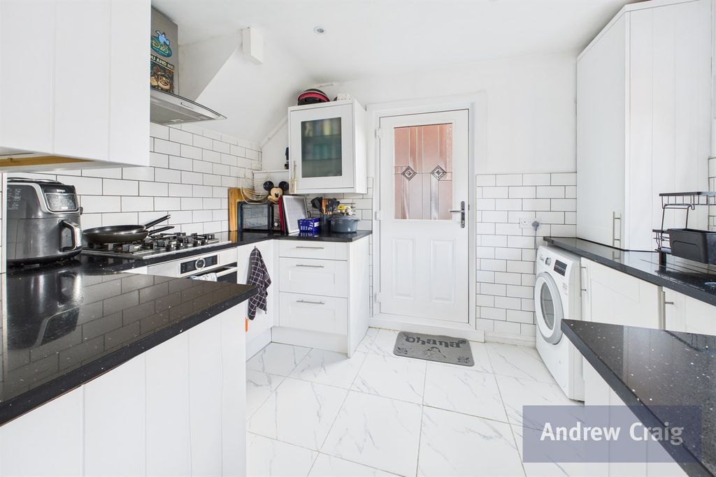 Property photo 3 of 7 Kitchen