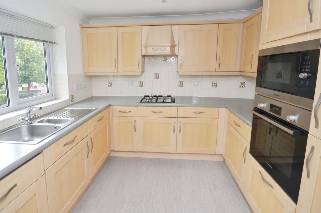 Property photo 3 of 17 Kitchen