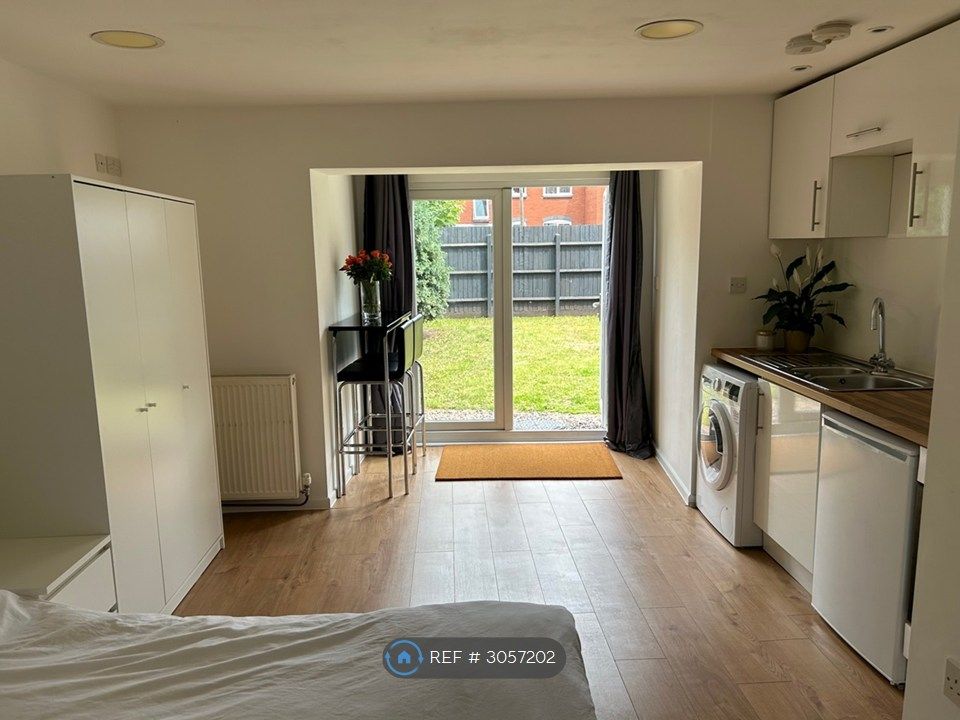 Property photo 1 of 8 Large Airy Studio