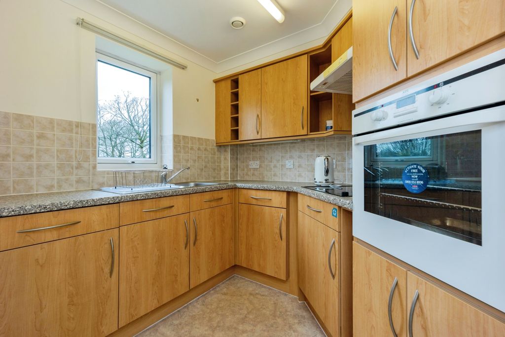 Property photo 3 of 10 Kitchen