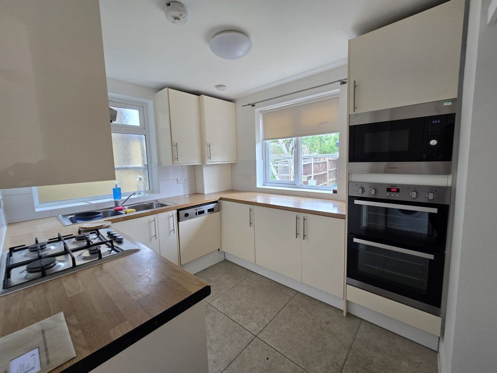 Property photo 1 of 13 5 Bed Semi-Detached House To Rent Elms Avenue, London Nw4