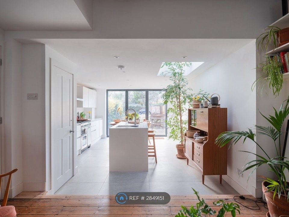 Property photo 2 of 12 Kitchen Bi-Fold Doors