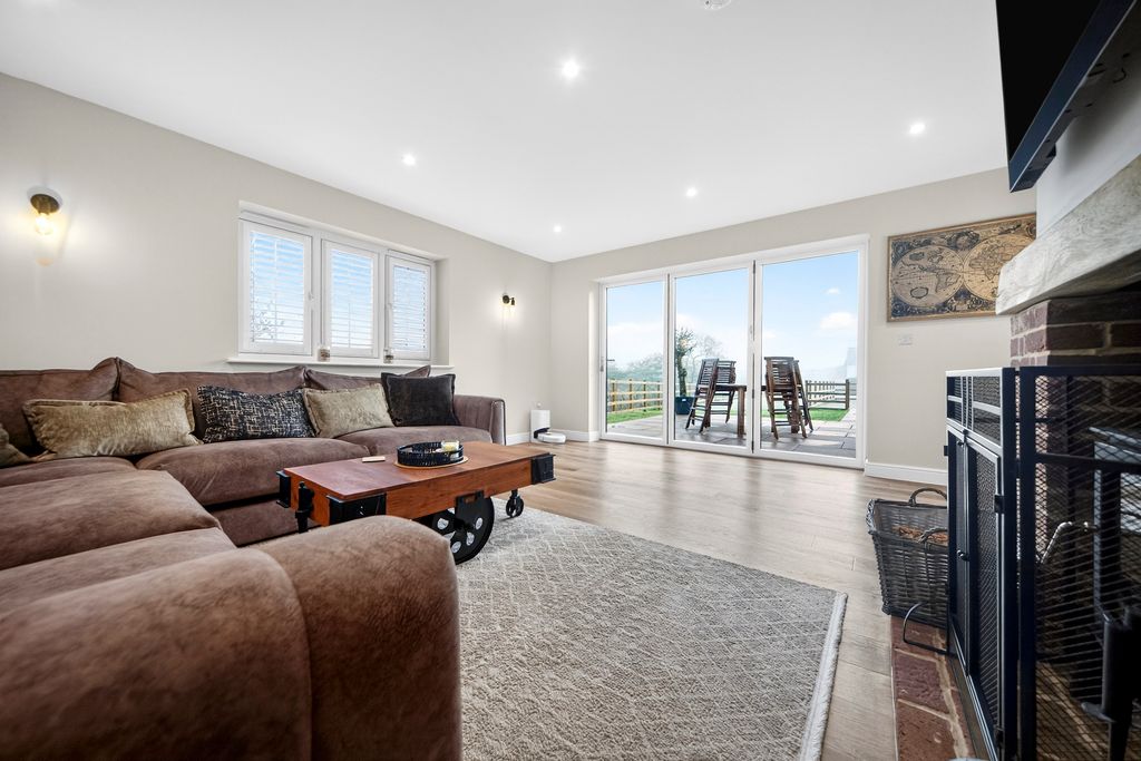 Property photo 2 of 27 Living Room