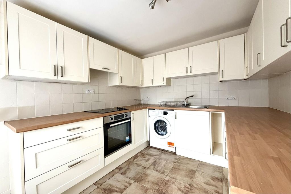 Property photo 2 of 9 Kitchen