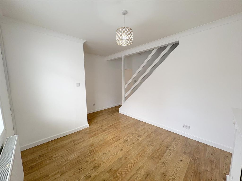 Property photo 3 of 11 Lounge