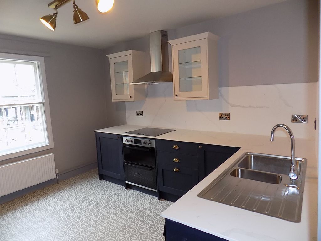 Property photo 3 of 10 Kitchen 1