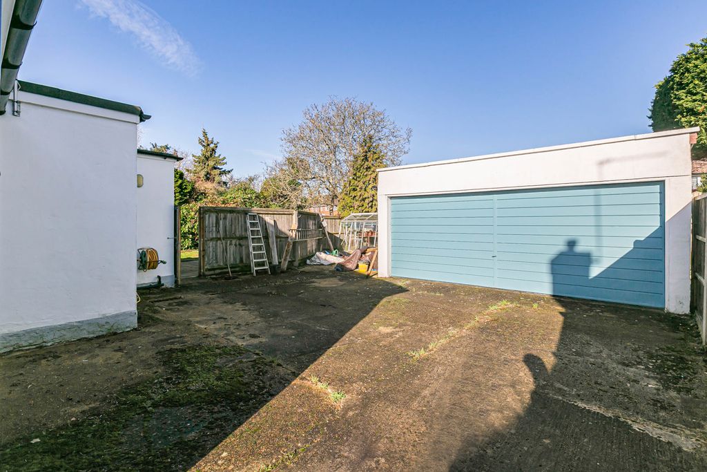 Property photo 2 of 20 Garage