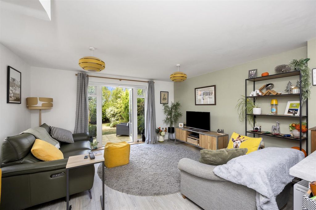 Property photo 3 of 16 Saffron Close, 20-007.Jpg
