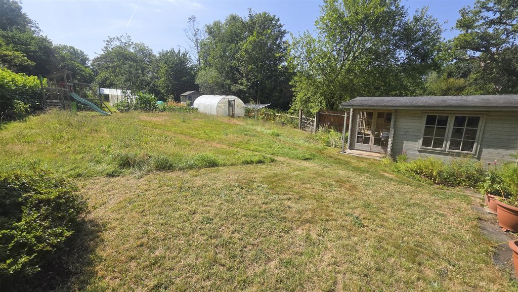 Property photo 2 of 18 Garden (2).Jpg
