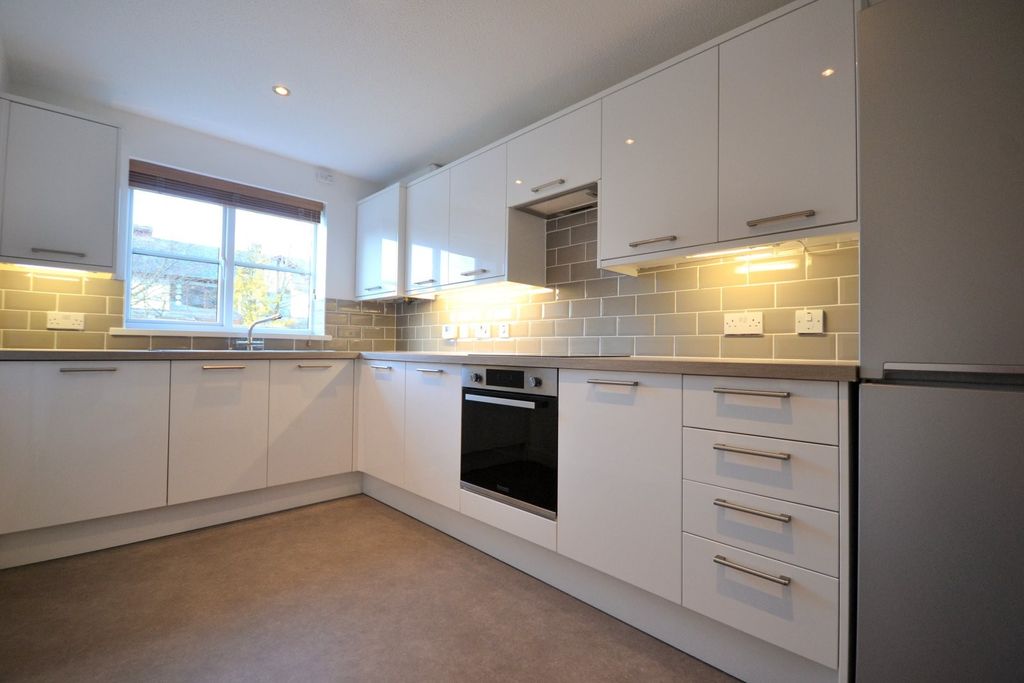 Property photo 2 of 9 Kitchen / Dining