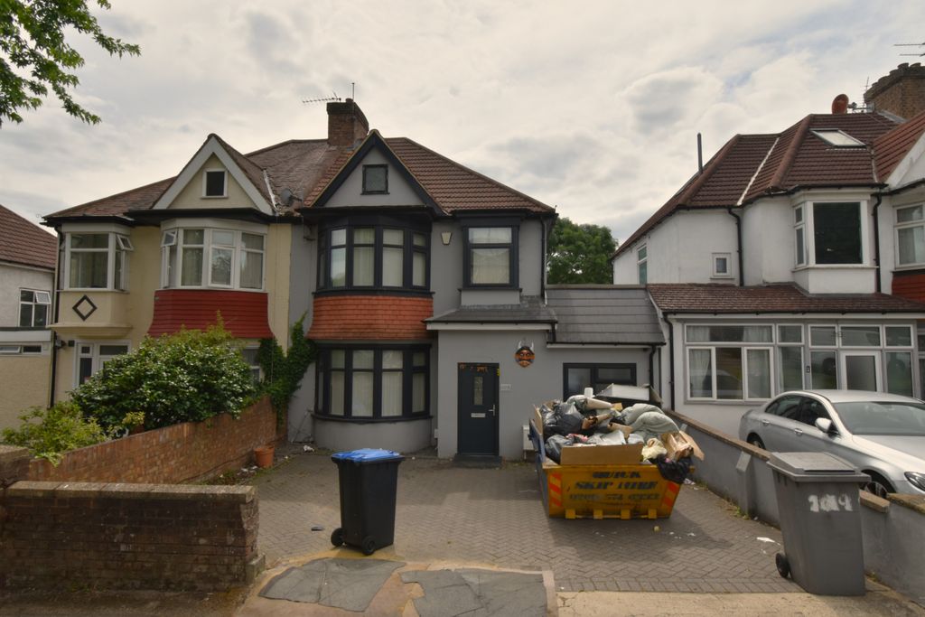 Property photo 1 of 17 Spacious 4-Bedroom Semi-Detached House – Harrow Road, Wembley, Ha0
