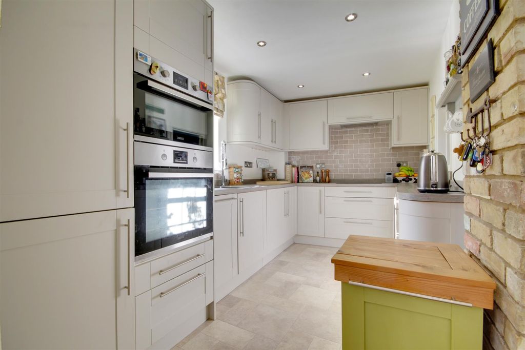 Property photo 3 of 17 Img_1472-Img_1474.Jpg