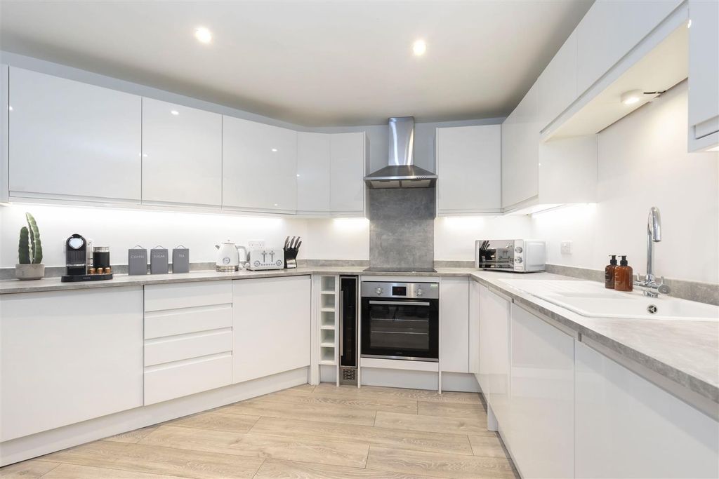 Property photo 3 of 12 Flat A, Selby Lodge-02.Jpg