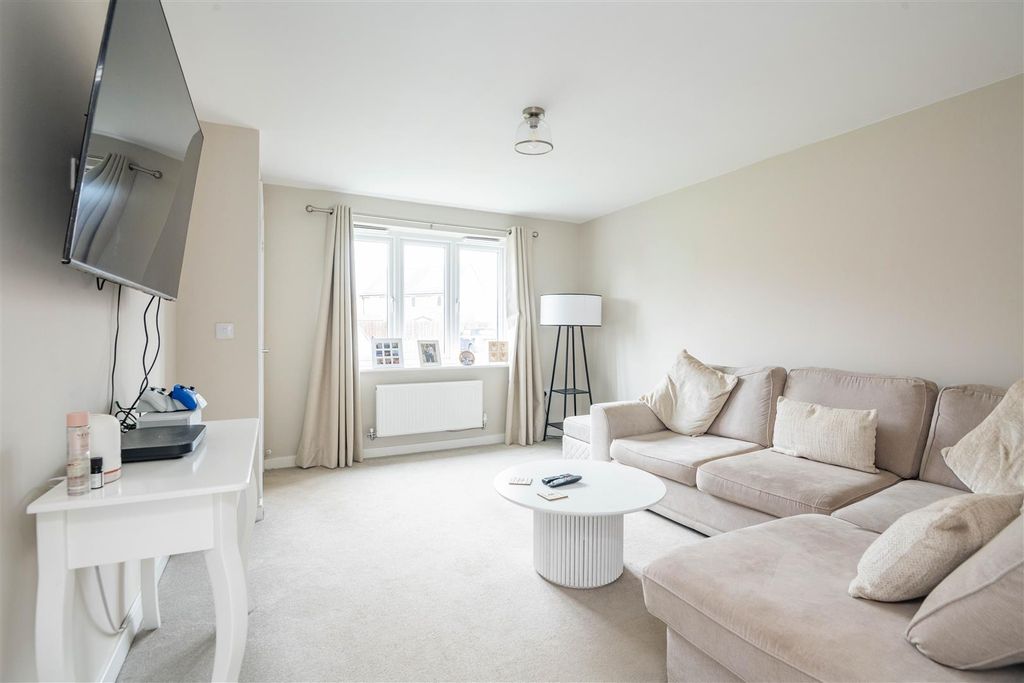 Property photo 2 of 18 Lounge