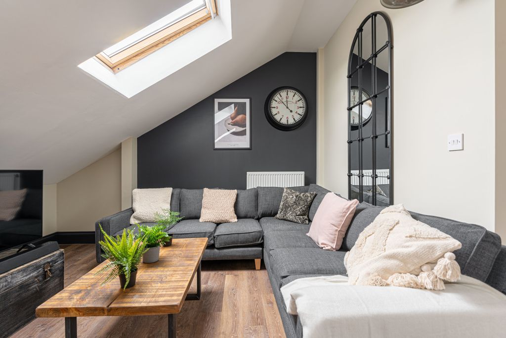 Property photo 1 of 30 The Hosiery Factory Flat L Living Room 1